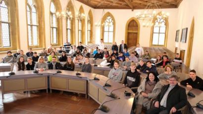 Bild: Sibylle Sandner/Stadt Amberg
Ein Besuch im Rathaus durfte beim Programm des Schüleraustauschs mit Desenzano nicht fehlen.