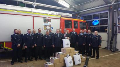 Bild: exb
Florian Ramsl (vorne, rechts) übergab 15 Schwimmsaugkörbe an die Feuerwehren im Landkreis Schwandorf. Kreisbrandrat Robert Heinfling (vorne, links) nahm die Spende stellvertretend entgegen.