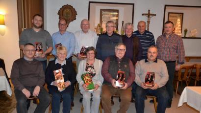 Bild: gi
Der Vorsitzende des OWV Moosbach Josef Enslein (links vorne) zeichnete zahlreiche fleißige Helfer aus.