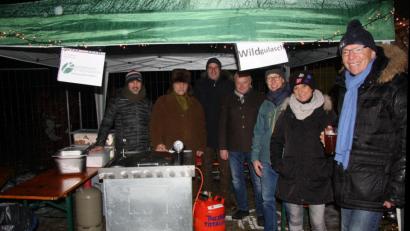 Bild: wro
Der Adventsmarkt in Falkenberg wird alle Jahre auch vom Rotary-Club Stiftland unterstützt. Die Rotarier boten wieder Herzhaftes vom Wild und andere Leckereien an. Im Bild von links Thomas Franz, Jeff Beer, Christian Schönberger, Norbert Zintl (Betriebsleiter der Bayerischen Staatsforsten in Waldsassen), Revierförster Matthias Gibhardt, Uschi Huber und Wolfgang Gropengießer.