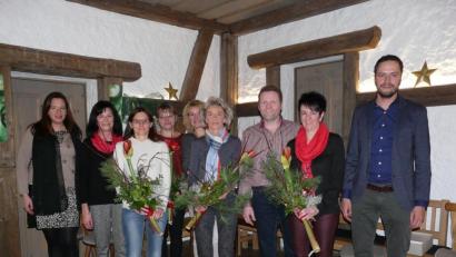 Bild: exb
Treue Mitarbeiter der Hatico Mode GmbH wurden für langjährige Firmentreue geehrt: Auf dem Foto (von links) Geschf. Gesellschafterin Stephanie Supguth, Hildegard Weigl, Anita Kistenpfennig, Anna Mauchnik, Maria Schmidkonz, Maria Schuller, Prokurist Wolfgang Zintl, Manuela Marti, Geschf. Gesellschafter Joseph Reiter.