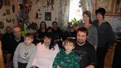 Bild: soj
Die Jubilarin Gunda Neumeier (vorne Mitte) feierte zusammen mit Ehemann Walter (vorne links) und den zahlreichen Verwandten ihren 75.Geburtstag.