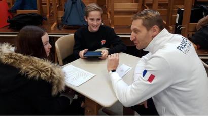 Bild: exb
Beim Interview (von links): Julia Nerb, Tizian Hammer und Frankreichs Nationaltrainer Olivier Audabram.