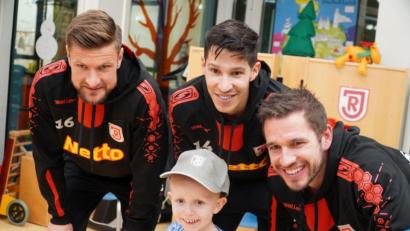 Bild: SSV Jahn Regensburg
Markus Palionis, Marcel Correia und Marco Grüttner in der Kinder-Universitätsklinik Ostbayern.