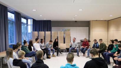 Bild: jma
"Life-Coach" Michael Tiefel (Mitte) bringt den Kindern und Jugendlichen der Markus-Gottwalt-Schule Techniken zur Schulung der Achtsamkeit bei.