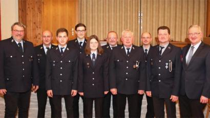 Bild: JOCHEN NEUMANN 
ERBENDORF
Zweiter Bürgermeister Johannes Reger (rechts), Kommandant Thomas Simmerl (Vierter von rechts), Zweiter Kommandant Harald Hör (Zweiter von rechts), Jungendwart Erwin Häupler (Vierter von links) und Vorsitzender Roland Krommer (links) mit den langjährigen Mitgliedern Kreisbrandmeister Herbert Thurm (Zweiter von links), Günter Reger (Fünfter von rechts) und Markus Häupler (Dritter von rechts) sowie den Neuzugängen Daniel Hoffmann (Dritter von links) und Andrea Hör (Fünfte von links).