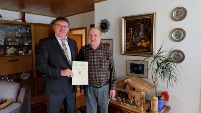 Bild: Stefanie Gradl
Bürgermeister Hans-Martin Schertl gratuliert dem Jubilar Heinrich Spannbauer.