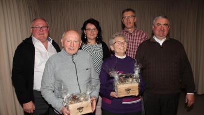 Bild: frd
Als älteste anwesende Senioren bei diesem Pfarrfamiliennachmittag sind in diesem Jahr (vorne von links) Johann Wolf sen. und Margarete Landgraf mit jeweils 83 Jahren geehrt worden, wozu (hinten von links) Bürgermeister Heinz Weigl, Pfarrgemeinderatsmitglied Franziska Scheuerer, Pfarrgemeinderatsvorsitzender Johann Wolf jun. und Stadtpfarrer Alfons Kaufmann gratulierten. Bilder: frd