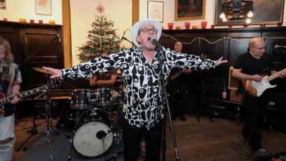 Bild: Wolfgang Steinbacher
Hauptsache der Christbaum hat seinen Spaß. Den hat das Publikum am Samstagabend mit der Musik von Lucky Punch im Casino-Wirtshaus übrigens auch. Dafür braucht es keine professionelle Bühne.
