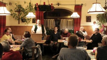 Bild: sfo
Bürgermeister Alfred Stier an seinem mobilen Rednerpult. Bei der Bürgerversammlung waren auch die Stadtratsmitglieder Marco Donhauser (links) und Hubert Häring (Vierter von rechts) sowie Pfarrer Konrad Amschl (rechts) dabei.