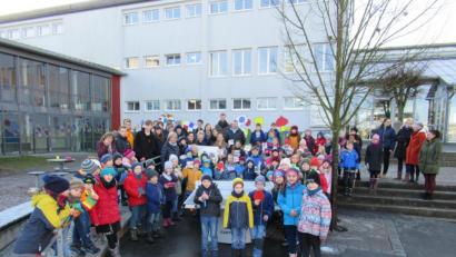 Bild: exb
Die Schule in Pirk ziert eine neue Tischtennisplatte.