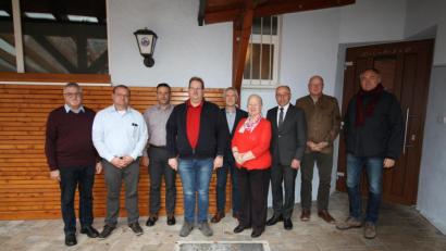 Bild: bjp
Umfangreich fällt die Jahresbilanz von Straßenmeistereileiter Thomas Ermer (Zweiter von links) aus. Deren Arbeit loben Bauamtsdirektor Henner Wasmuth und Vizelandrat Albert Nickl (Zweiter und Dritter von rechts). Für 50 Jahre Zusammenarbeit im Winterdienst wird in der Feier außerdem das Kemnather Fuhrunternehmen Zeitler geehrt (Vierter und Sechste von links: Eugen und Theresia Zeitler). Erster, Dritter und Fünfter von links: Ruheständler Hans Lehmann, Personalratssprecher Georg Thumbeck, Baudirektor Gerhard Kederer (Staatliches Bauamt). Rechts Baurat Wolfgang Kraus (Landratsamt).