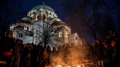 Bild: Touristboard Serbien/Oksana Toskic 
Wärmend brennt das Weihnachtsfeuer in Belgrad: Vor dem Tempel des Heiligen Sava versammeln sich Gläubige zum alljährlichen Ritual der orthodoxen Christen Serbiens.