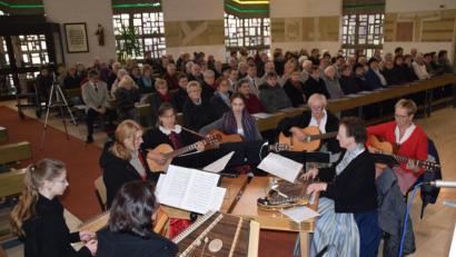 Bild: swo
Junge und erfahrene Spielerinnen zeigten unter der Leitung von Rita Butz ihr Können an den Saiteninstrumenten der Gebenbacher Stubenmusi und brachten so weihnachtliche Stimmung in das Gotteshaus und zu den Besuchern.