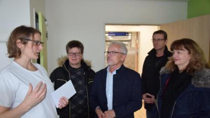 Bild: fz
Über die Spende von 300 Euro bedankt sich Leitende Ärztin Dr. Stephanie Kuchlbauer bei Alfred Wulfänger (mitte) und der SPD.