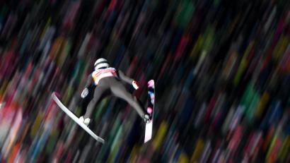 Bild: Hendrik Schmidt
Ein Skispringer während eines Sprungs. Foto: Hendrik Schmidt/zb/dpa/Archivbild