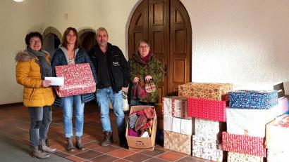 Bild: fvo
Frauenbundvorsitzende Sieglinde Zielbauer, Kerstin Dobmeier, ATU-Truckerfahrer Ludwig Wüst aus Georgenberg und Anita Wüst.