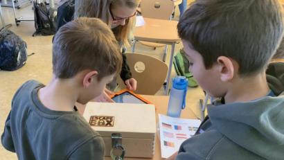 Bild: u
Wie bekommt man die Schatzkiste „Escape Box“ auf? Indem man gemeinsam Rätsel löst und dabei auch um die Ecke denkt. Hirschauer Mittelschüler haben das bei einem Live-Event ausprobiert.