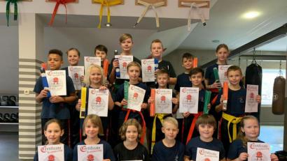 Bild: exb
Die Schüler mit den Urkunden für die bestandene Prüfung.