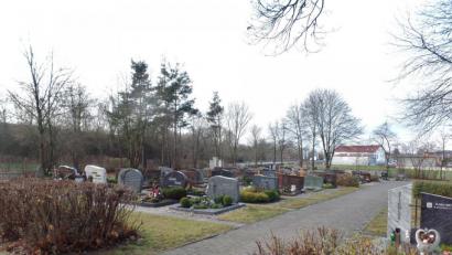 Bild: br
Dem Bestattungsinstitut Elmar Neumann aus Speichersdorf hat der Gemeinderat die Zulassung als Bestatter auf den gemeindlichen Friedhöfen in Vorbach (Bild) und Oberbibrach erteilt, sofern die hierfür noch erforderlichen Nachweise erbracht werden.