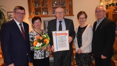 Bild: bö
Bürgermeister Peter Braun (links) überreichte zusammen mit seinen Stellvertretern Eva Feuerer (Zweite von rechts) und Martin Bauer (rechts) die Bürgermedaille in Bronze an Ernst Wein; links neben ihm seine Frau Barbara.