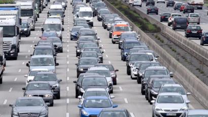 Bild: Jürgen Mahnke/dpa
Zum Beginn der Weihnachtsferien starteten wieder viele in den Urlaub. Auch die Autobahnen an Bayerns Grenzen waren dementsprechend voll.