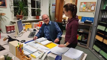 Bild: lue
Wolfgang Jäger, Leiter des Sozialamts in Tirschenreuth, und seine Stellvertreterin Judith Sollfrank helfen Personen, die ihren Lebensunterhalt alleine nicht decken können. Sie wissen, wann jemand Anspruch auf Grundsicherung im Alter hat, und helfen weiter.