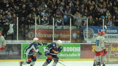 Bild: gb
Die Entscheidung im Derby zwischen den Blue Devils Weiden und den Selber Wölfen: 47 Sekunden vor Schluss bejubeln Tomas Rubes (links) und Torschütze Martin Heinisch den Treffer zum 5:4.