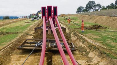 Bild: Archivbild: Gateau/dpa
Erdkabel bei einer Test-Verlegung.