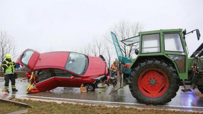 Bild: Markus Leitner
Rettungskräfte an der Unfallstelle auf der Bundesstraße 20. Foto: Markus Leitner/BRK BGL/dpa