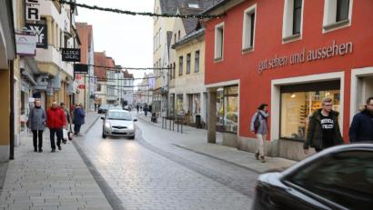 Bild: Gerhard Götz
Der Umbau der Friedrich-Ebert-Straße samt Wendelinplatz ist erledigt. Die Abwicklung ist nach den Worten von Oberbürgermeister Andreas Feller gut gelungen.