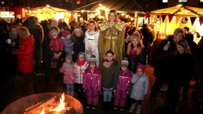 Bild: mef
Das erste Flosser Christkind Patricia Paukner hatte an diesem Abend viele Fototermine.