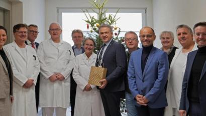 Bild: tr
Weihnachtsbesuch der Kreis-CSU im Krankenhaus Tirschenreuth. Unser Bild zeigt von links: Krankenhausleiterin Claudia Kost, Professor Edgar Pscheidl, Franz Stahl, Professor Karl-Heinz Dietl, Manfred Tretter, Chefärztin Dr. Alexandra Barthmann, Roland Grillmeier, Toni Dutz, Alfred Scheidler, Angela Burger, Dr. Mihail Velkov und MdL Tobias Reiß.