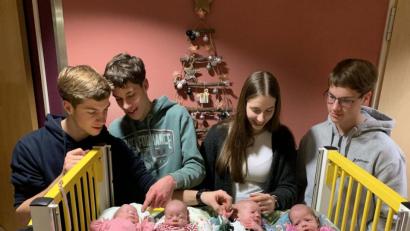 Bild: Bianca Dotzer
Die 18-jährigen Vierlinge (von links) Thomas, David, Laura und Florian freuen sich über die kleinen Vierlinge (von links) Ina, Hanna, Noah und Finja.