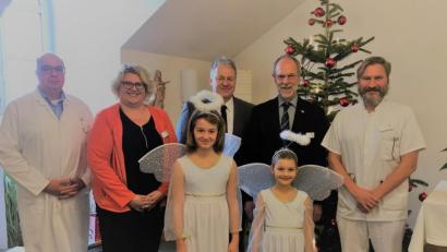 Bild: exb
Im St.-Anna-Krankenhaus in Sulzbach-Rosenberg schwebten traditionsgemäß nach dem Gottesdienst die Engel und der Landrat ein.