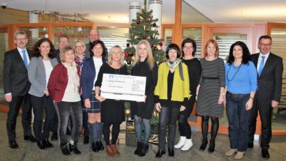 Bild: stg
Die Raiffeisenbank-Vorstände Robert Haubner (links) und Joachim Geyer (rechts) konnten insgesamt 10.600 Euro an die Schulen im Geschäftsbereich überreichen.