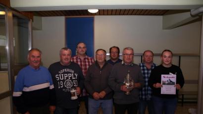 Bild: egl
Die Meister aus der Gemeinschaftsmeisterschaft (von links): Erich Grassler, Josef Gradl, Josef Opl, Erich Roggenhofer, Martin Dotzler (Vorsitzender 5042), Hans Zilbauer, Helmut Scharl (Vorsitzender 5133) und Antonia Opl.