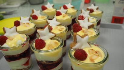 Bild: bl
Dieses Himbeer-Zimtstern-Schicht-Dessert sieht schon recht verlockend aus.