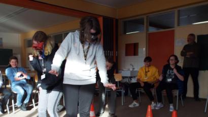 Bild: Högl
Mit „Rauschbrillen“ erleben Schüler in einem Laufparcours, wie sich Alkohol oder andere berauschende Mittel im Straßenverkehr auswirken.