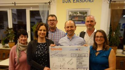 Bild: tra
Rita Thomas, DJK-Kassier Susanne Buhl, SPD-Vorsitzender Hans Ram, Abteilungsleiterin Nicole Kopp (vorn, von links) sowie die DJK-Vorsitzenden Christian Scharl und Markus Bauer (hinten, von links) bei der Spendenübergabe.