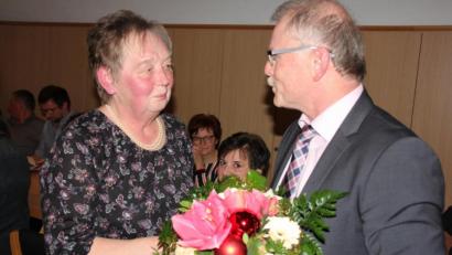 Bild: kro
Bürgermeister Max Bindl verabschiedete Raumpflegerin Angela Lindner, die 33 Jahre für die Marktgemeinde tätig war, in den Ruhestand.