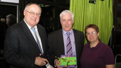 Bild: Dobmeier
Mit einem Wellnessgutschein dankte Vizepräsidentin Andrea Glaubitz Stadtverbandspräsident Reinhard Meier (Mitte) für die vielen wahrgenommenen Sporttermine. Bürgermeister Lothar Höher wurde mit einer Flasche Wein bedacht. Bild: Dobmeier