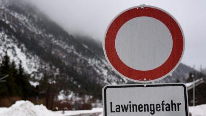 Bild: Angelika Warmuth/dpa
Ein Schild weist auf Lawinengefahr hin.