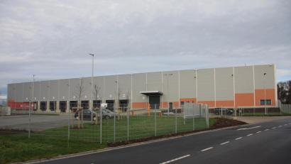 Bild: wro
Photovoltaikanlagen sollten - statt auf grünen Wiesen - auf den Dächern der Logistikhallen (Bild) im interkommunalen Gewerbegebiet installiert werden, wünscht sich FW-Marktrat Franz Dürrschmidt.