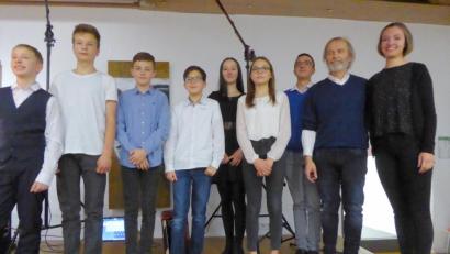 Bild: Schönberger, Ferdinand [fsb]
Die jungen Pianisten zusammen mit Musiklehrer Karl- Heinz Kuhl (Zweiter von rechts) und Violinistin Johanna Baumann (rechts) liefern einen grandiosen Einstieg ins Beethoven-Jahr ab.