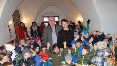 Bild: Völkl
Nach einer Strategiesitzung des Kinderstadtrats lassen die Buben und Mädchen des Kindergarten St. Martin "ihren" Bürgermeister hochleben. Auch der Franziskuskindergarten brachte ihm ein Ständchen.