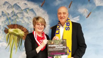 Bild: exb
Christian Kick vom Lionsclub Neustadt/WN-Lobkowitz und Sänger bei ChorDiSono und Elke Lauterbach, Leitung des Ambulanten Hospizdienstes Malteser e.V., präsentieren gemeinsam das Plakat zum anstehenden Benefizkonzert.