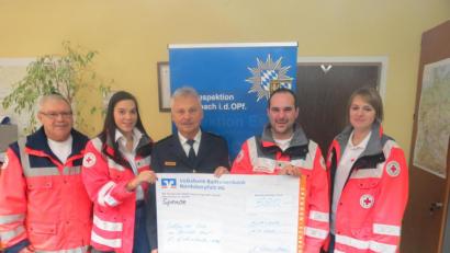 Bild: exb/Polizei
Werner Stopfer, Dienststellenleiter der Eschenbacher Polizei (Mitte) gibt die Kollekte von Polizisten an die Helfer vor Ort Horst Priebe (Neustadt am Kulm, von links), Lena Schreglmann (Grafenwöhr), Florian Eibl (Pressath) und Alexandra Kummer (Kaltenbrunn) weiter.