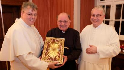 Bild: do
Mit einem wertvollen Evangeliar als Schenkung für die Klosterbibliothek überrascht Bischöflich Geistlicher Rat Heribert Schmitt (Mitte) Abt Hermann Josef Kugler (rechts) und Prior Pater Adrian Kugler.