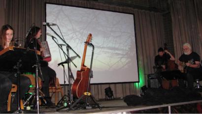 Bild: sei
Susanne und Tanja Raith, Phillipp Zimmermann und Andi Blaimer( von links) sorgten am Samstag in der Mehrzweckhalle mit Musik und Gesang teilweise für Heiterkeit aber noch mehr für Besinnung auf den wirklichen Sinn von Advent und Weihnachten.